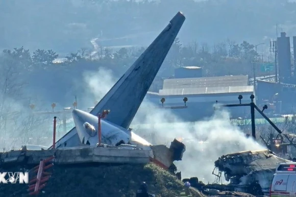 Hiện trường vụ tai nạn máy bay tại Muan, tỉnh Nam Jeolla, Hàn Quốc, ngày 29/12/2024. (Ảnh: AA/TTXVN) 