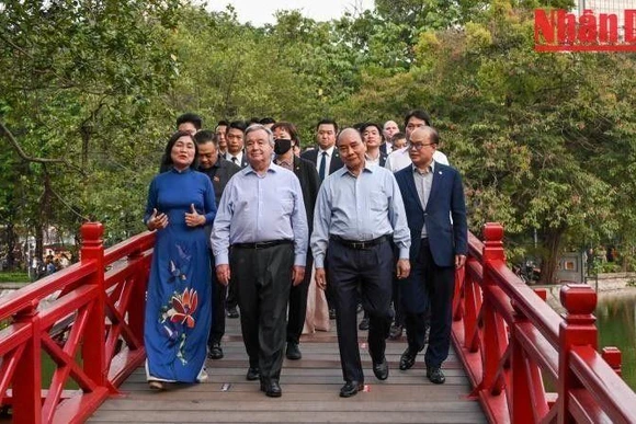 Chủ tịch nước Nguyễn Xuân Phúc và Tổng Thư ký Liên hợp quốc António Guterres đi qua cầu Thê Húc vào Đền Ngọc Sơn. (Ảnh: DUY LINH)