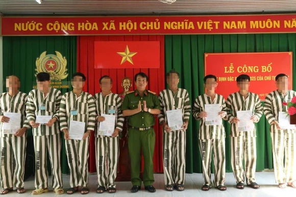 Lãnh đạo Công an tỉnh Bình Dương trao Quyết định Đặc xá 2025 của Chủ tịch nước cho các phạm nhân có quá trình cải tạo tốt.