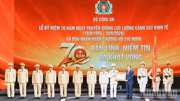 Chủ tịch Quốc hội Trần Thanh Mẫn trao Huân chương Hồ Chí Minh tặng lực lượng Cảnh sát kinh tế. (Ảnh: DUY LINH)