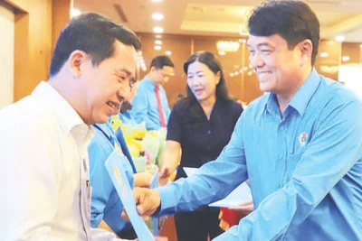 Đại diện Liên đoàn Lao động Thành phố Hồ Chí Minh trao quyết định thành lập công đoàn xã, phường, đặc khu cho các đơn vị.
