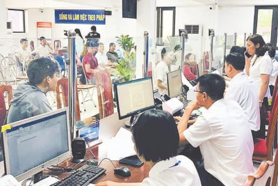 Người dân đến làm thủ tục hành chính tại điểm phục vụ hành chính công xã Ô Diên.