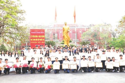 Các em đoạt giải học sinh giỏi cấp quốc gia của Trường THPT chuyên Quốc Học - Huế được tuyên dương và khen thưởng.