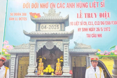 Bia tưởng niệm 93 liệt sĩ hy sinh gần chân cầu Câu Nhi, xã Nam Hải Lăng, tỉnh Quảng Trị.