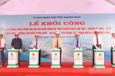 Thực hiện nghi thức khởi công công trình đường ven biển Dung Quất-Sa Huỳnh, giai đoạn IIb, đoạn Km76+230-Km82+000.
