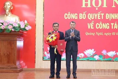 Đồng chí Lê Minh Hưng, Ủy viên Bộ Chính trị, Bí thư Trung ương Đảng, Trưởng ban Tổ chức Trung ương trao Quyết định của Bộ Chính trị và tặng hoa chúc mừng tân Bí thư Tỉnh ủy Quảng Ngãi Hồ Văn Niên.