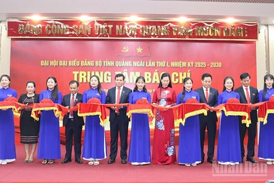 Lãnh đạo tỉnh Quảng Ngãi thực hiện nghi thức cắt băng khai trương Trung tâm Báo chí phục vụ Đại hội đại biểu Đảng bộ tỉnh Quảng Ngãi lần thứ nhất, nhiệm kỳ 2025-2030. 