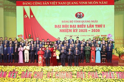 Đồng chí Nguyễn Hòa Bình, Ủy viên Bộ Chính trị, Phó Thủ tướng Thường trực Chính phủ trao Quyết định của Bộ Chính trị và tặng hoa chúc mừng Ban Chấp hành Đảng bộ tỉnh Quảng Ngãi nhiệm kỳ 2025-2030.