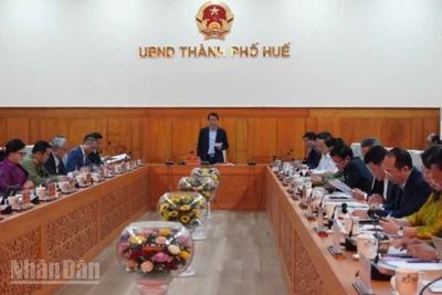 Đại tướng Lương Tam Quang làm việc với Ủy ban bầu cử thành phố Huế.