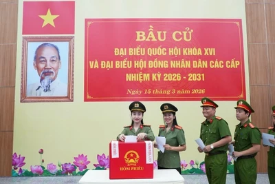 Cán bộ, chiến sĩ Công an thành phố Huế hoàn thành việc bỏ phiếu.