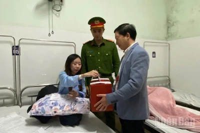 Bệnh nhân ở Bệnh viện trường Đại học Y dược Huế thực hiện quyền công dân tại giường bệnh.