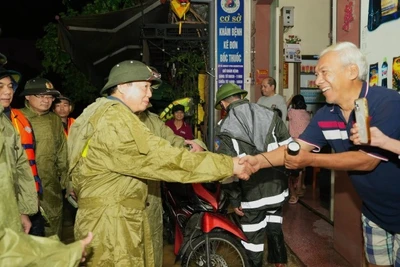 Phó Thủ tướng chính phủ Trần hồng Hà thăm bà con phường Phú Xuân, Huế.