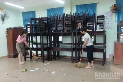 Giáo viên phường Hóa Châu vệ sinh, chủ động kê cao, bảo vệ trang thiết bị dạy, học trước mưa bão.