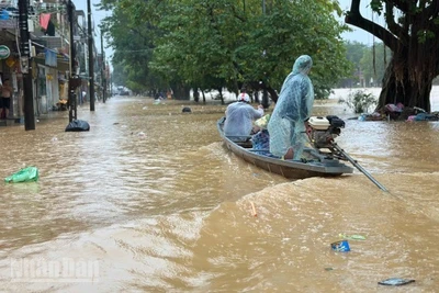 Sáng 3/11, nước sông ở Huế đã dâng cao gây ngập lụt diện rộng.