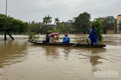 Ngập sâu, người dân di chuyển bằng thuyền trên đường Bạch Đằng. (Ảnh: Nguyên Quý)