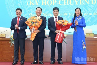 Lãnh đạo tỉnh Quảng Ngãi tặng hoa chúc mừng đồng chí Nguyễn Công Hoàng và Đỗ Tâm Hiển được Hội đồng nhân dân tỉnh Quảng Ngãi bầu giữ chức Phó Chủ tịch Ủy ban nhân dân tỉnh Quảng Ngãi nhiệm kỳ 2021-2026. 