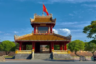 Lộ trình bộ hành “Cùng Việt Nam tiến bước” được thành phố Huế chọn không chỉ thuận tiện mà còn đưa người tham gia đi qua những con đường gắn liền với ký ức và diện mạo của bờ bắc sông Hương – nơi từng là trung tâm của kinh đô.