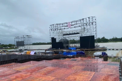 Sân khấu nổi cho đêm chung kết đã hoàn thành hơn 80% khối lượng nhưng đang gặp khó khăn do mưa lớn.