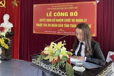 Thái Thị Hồng Vân trong ngày nhận quyết định bổ nhiệm Phó chánh án Tòa dân sự Tòa án nhân dân thành phố Huế (17/2/2021).