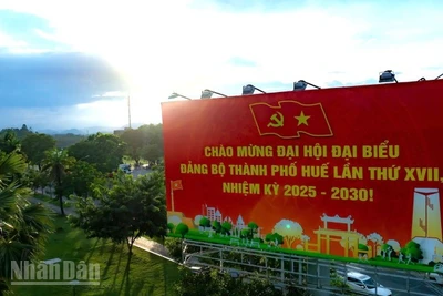 Không khí chào mừng Đại hội Đảng bộ thành phố Huế lan tỏa khắp phố phường.