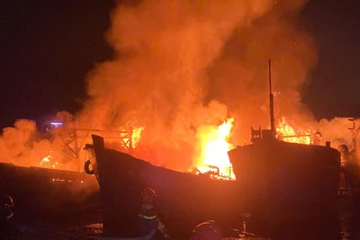 Hiện trường vụ hỏa hoạn khiến 4 tàu cá của ngư dân Quảng Ngãi bị thiệt hại nặng.