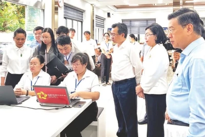 Tổ công tác số 1 khảo sát buổi vận hành thử nghiệm mô hình chính quyền địa phương cấp xã tại trụ sở Ủy ban nhân dân phường Bình Thới. (Ảnh MẠNH HẢO)