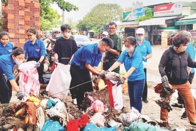 Các đoàn viên, thanh niên và người dân dọn một bãi rác tự phát.