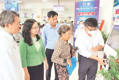 Hướng dẫn người bệnh làm thủ tục hồ sơ bệnh án điện tử tại Bệnh viện đa khoa Trà Vinh.