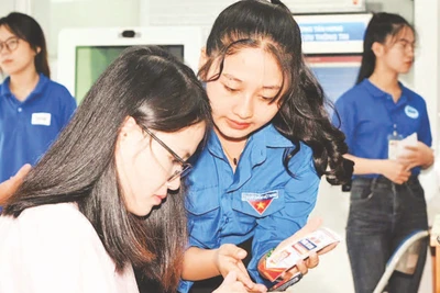 Đoàn viên, thanh niên phường Tân Hưng hỗ trợ người dân làm thủ tục hành chính.