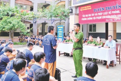 Công an phường Tam Hiệp, tỉnh Đồng Nai tuyên truyền phòng chống tội phạm lừa đảo công nghệ cao tại Trường THPT Bùi Thị Xuân.