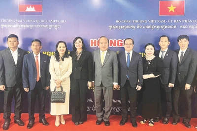 Lãnh đạo Bộ Công thương Việt Nam, Bộ Thương mại Vương quốc Campuchia, Ủy ban nhân dân tỉnh Tây Ninh tại Hội nghị “Kết nối doanh nghiệp sản xuất, phân phối và logistics Việt Nam-Campuchia”.