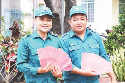 Anh Nguyễn Hồng Bản (bên phải) và anh Nguyễn Trịnh Quốc Dũng nhận được nhiều giấy chứng nhận là thành viên tích cực hiến máu tình nguyện tại địa phương trong những năm qua.