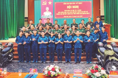 Lãnh đạo Tổng cục Hậu cần-Kỹ thuật trao tặng xe cho đại diện các ban chỉ huy quân sự cấp xã thuộc tỉnh Đồng Nai.