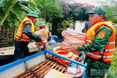 Cán bộ, chiến sĩ Đồn Biên phòng Bình Hải và Hải đội 2 (Bộ đội Biên phòng tỉnh Quảng Ngãi) vận chuyển nhu yếu phẩm hỗ trợ người dân thôn Châu Me, xã Đông Sơn.