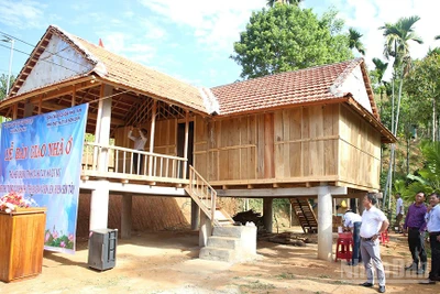 Những mái nhà kiên cố được dựng lên là nơi bắt đầu cho hành trình vươn lên thoát nghèo, ổn định cuộc sống của người dân.