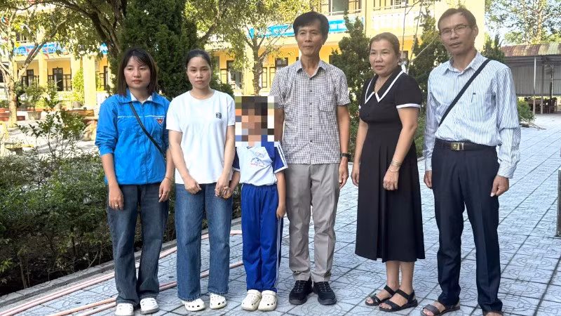 Học bổng “Tự lực vì chính tôi” đồng hành cùng trẻ em mồ côi sau mưa, lũ tại thành phố Huế.
