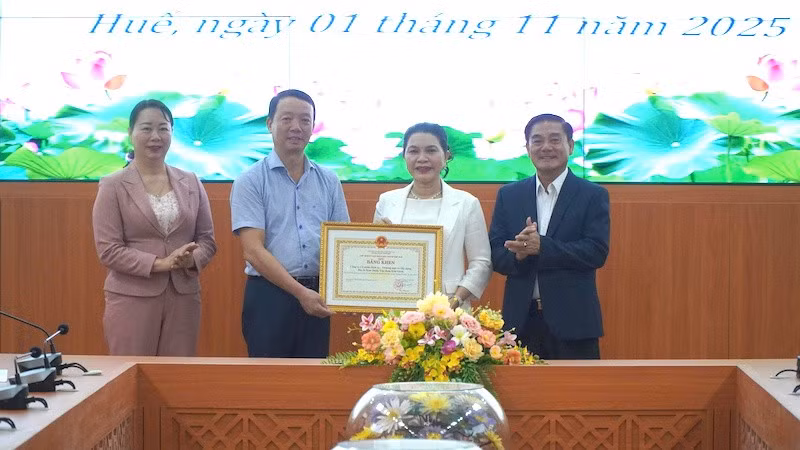 Chủ tịch Ủy ban nhân dân thành phố Huế trao tặng Bằng khen cho Tập Đoàn Kim Oanh.