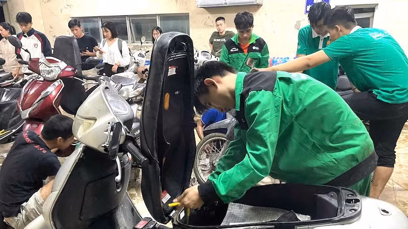15 thành viên Đội SOS Đại học Đông Á mang theo tấm lòng và các dụng cụ sửa xe để sẻ chia đến với bà con thành phố Huế.