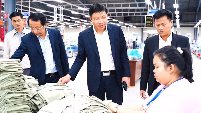 Lãnh đạo phường Phú Bài thăm hỏi, động viên các doanh nghiệp trên địa bàn.