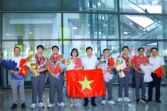 Đội tuyển học sinh Việt Nam tham dự Olympic Hóa học quốc tế lần thứ 57 đã về tới Sân bay quốc tế Nội Bài chiều 15/7.