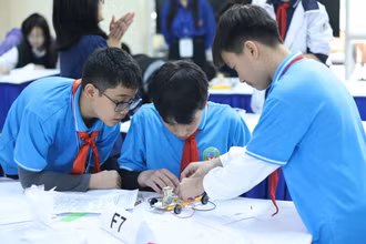 Với STEM, học sinh được khuyến khích đặt câu hỏi, khám phá thế giới bằng tinh thần khoa học, và tìm ra những lời giải mới mẻ, nhân văn cho những thách thức của cuộc sống