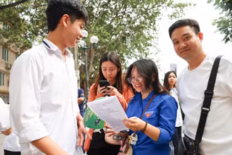 Thí sinh phấn khởi ra khỏi điểm thi sau bài thi môn Ngoại ngữ chiều 7/6 (Ảnh: ĐẠI THẮNG)