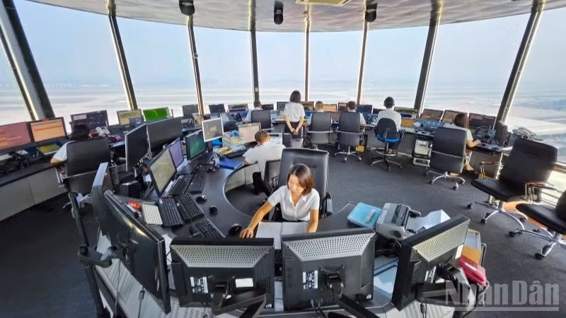 Kíp trực kiểm soát không lưu điều hành bay tại Cảng Hàng không quốc tế Nội Bài.