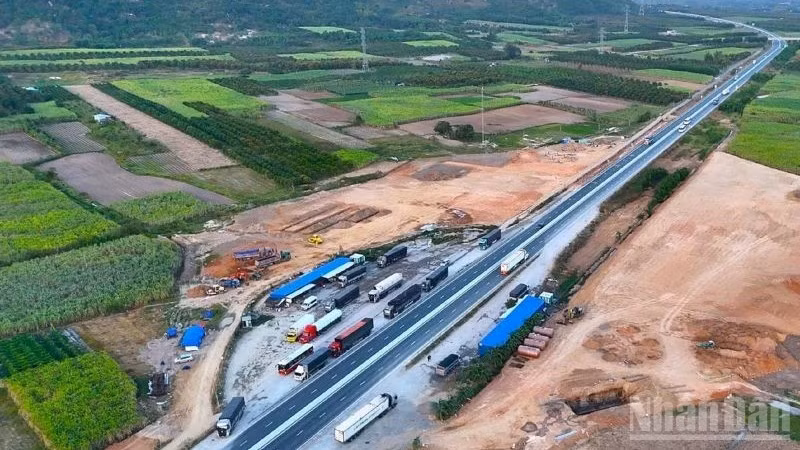 Trạm dừng nghỉ Nha Trang-Cam L&acirc;m tr&ecirc;n tuyến cao tốc bắc-nam ph&iacute;a đ&ocirc;ng. (Ảnh: BIỂN NGỌC)