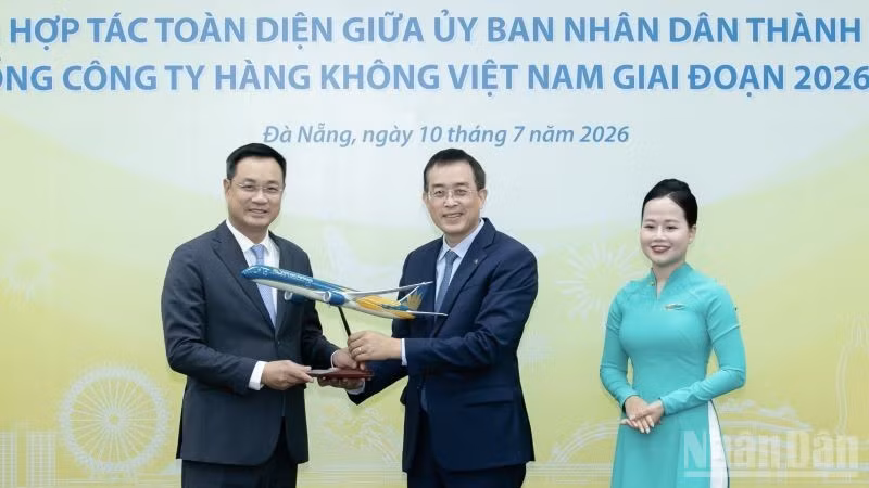 ndo_br_5-chu-tich-hdqt-dang-ngoc-hoa-trao-tang-mo-hinh-may-bay-cho-uy-vien-trung-uong-dang-bi-thu-thanh-uy-tp-da-nang-le-ngoc-quang-4738.jpg