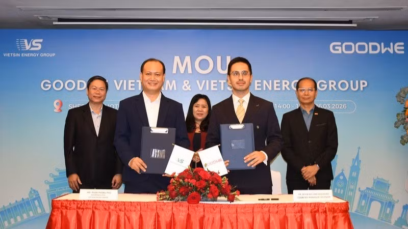 Đại diện Vietsin Energy Group và GoodWe Việt Nam ký kết hợp tác chiến lược về năng lượng tái tạo.