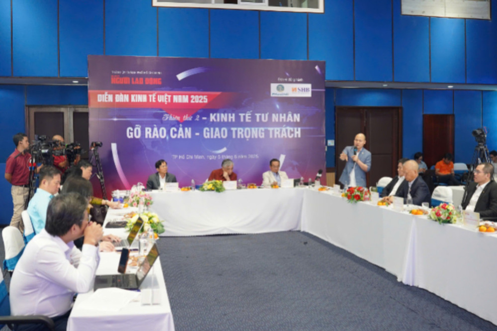 Các đại biểu trao đổi tại diễn đàn. (Ảnh: Báo Người Lao động) z6673466515574123f337449d875cb31beb402664d7caf-174909436165360274931-3696.jpg