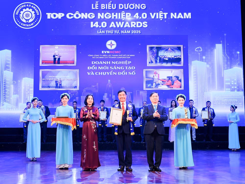 Đại diện EVNHCMC nhận giải thưởng top công nghiệp 4.0 Việt Nam.