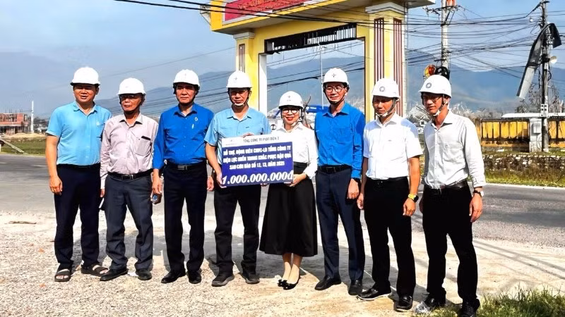 Đại diện EVNGENCO3 đến thăm động viên cán bộ, công nhân viên, người lao động tại công trường tỉnh Gia Lai.