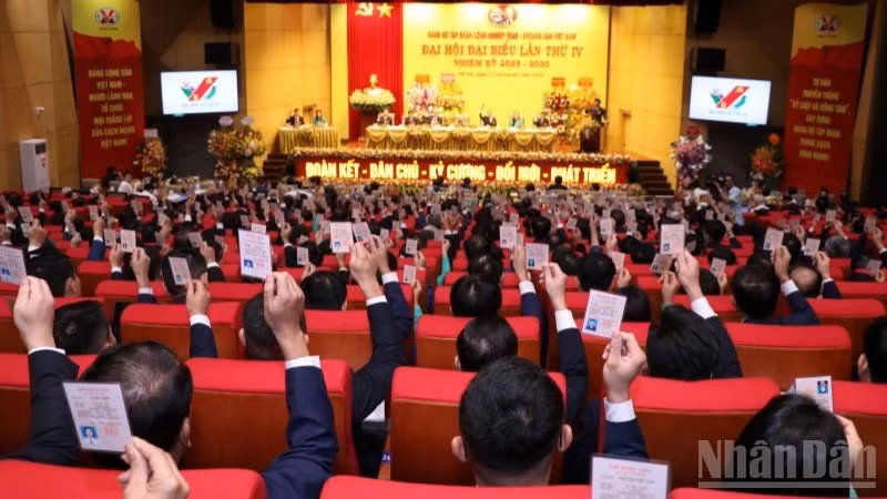 Các đại biểu tiến hành biểu quyết một số nhiệm vụ trọng tâm.